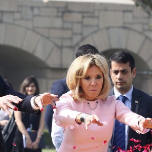 Le président Emmanuel Macron et sa femme Brigitte lors de la cérémonie d'hommage à Gandhi au mémorial Raj Ghat à New Dehli le 10 mars 2018. Le président et sa femme sont en visite d'Etat en République de l'Inde du 9 au 12 mars 2018. © Dominique Jacovides / Bestimage