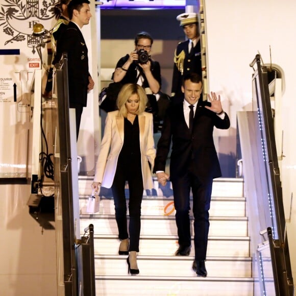 Le président Emmanuel Macron, La première dame Brigitte Macron lors de l'arrivée du couple présidentiel français à l'aéroport militaire de Delhi le 9 mars 2018. © Dominique Jacovides / Bestimage