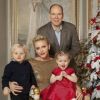 Le prince Albert de Monaco, la princesse Charlène de Monaco et leurs enfants le prince héréditaire Jacques et la princesse Gabriella, adressant leurs meilleurs voeux pour l'année 2017.