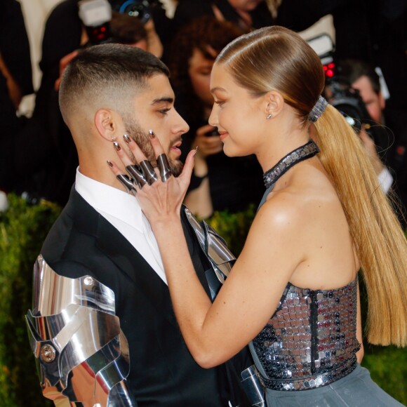 Gigi Hadid et son compagnon Zayn Malik - Soirée Costume Institute Benefit Gala 2016 (Met Ball) sur le thème de "Manus x Machina" au Metropolitan Museum of Art à New York, le 2 mai 2016. © Charles Guerin/Bestimage