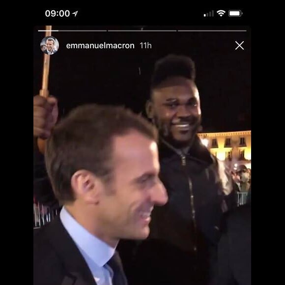 Le président de la République Emmanuel Macron à Tours, le 14 mars 2018, avec Makao.