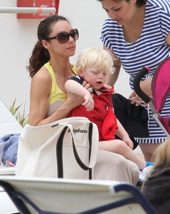 Lily Becker avec son fils Amadeus à Miami le 5 avril 2012.