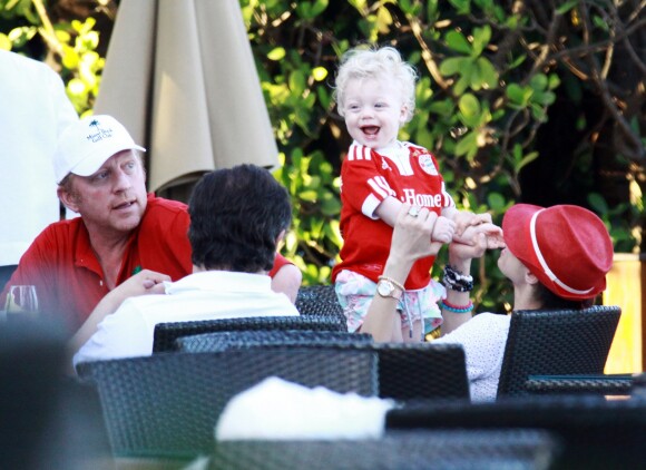 Boris et Lily Becker avec leur fils Amadeus à Miami le 7 mars 2011.