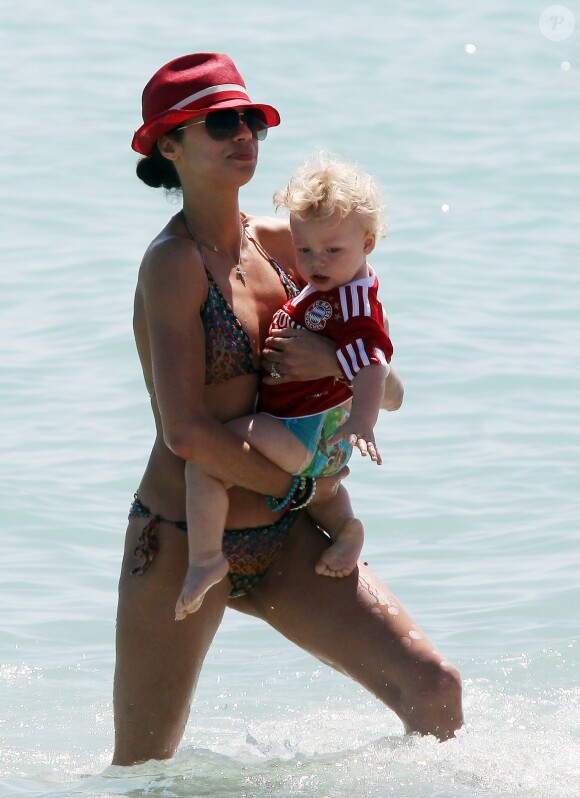 Lily Becker avec son fils Amadeus à Miami le 7 mars 2011.