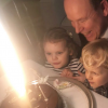 Albert de Monaco, 60 ans, souffle ses bougies avec ses jumeaux Jacques et Gabriella, le 14 mars 2018.