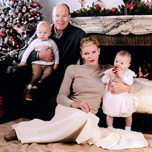 Le prince Albert II et la princesse Charlene de Monaco avec leurs enfants le prince Jacques et la princesse Gabriella prennent la pose pour Noël 2015. Reproduction avec l'aimable autorisation du palais princier.