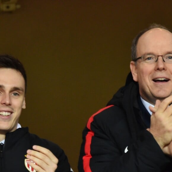 Le prince Albert II de Monaco, à droite, et Louis Ducruet durant la rencontre de football de Ligue 1 opposant Monaco à Lille au stade Louis II le 16 mars 2018. Le prince Albert II de Monaco qui célébrait ses 60 ans le 14 mars, a eu comme premier cadeau la victoire de son club et à la fin de la rencontre les joueurs lui ont offert un ballon et un maillot floqué du texte : Joyeux Anniversaire SAS. © Bruno Bebert/Bestimage