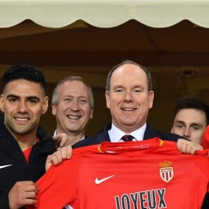 De gauche à droite, Danijel Subasic, Radamel Falcao, Vadim Vasilyev, le vice président de l'AS Monaco, le prince Albert II de Monaco, Louis Ducuret, en arrière plan, et Andrea Raggi durant la rencontre de football de Ligue 1 opposant Monaco à Lille au stade Louis II le 16 mars 2018. Le prince Albert II de Monaco qui célébrait ses 60 ans le 14 mars, a eu comme premier cadeau la victoire de son club et à la fin de la rencontre les joueurs lui ont offert un ballon et un maillot floqué du texte : Joyeux Anniversaire SAS. © Bruno Bebert/Bestimage