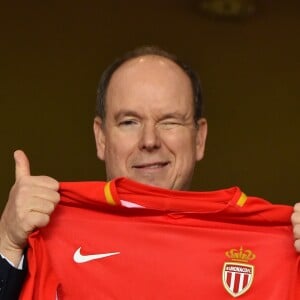 Le prince Albert II de Monaco durant la rencontre de football de Ligue 1 opposant Monaco à Lille au stade Louis II le 16 mars 2018. Le prince Albert II de Monaco qui célébrait ses 60 ans le 14 mars, a eu comme premier cadeau la victoire de son club et à la fin de la rencontre les joueurs lui ont offert un ballon et un maillot floqué du texte : Joyeux Anniversaire SAS. © Bruno Bebert/Bestimage