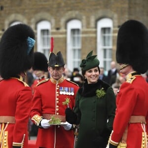 Le prince William, duc de Cambridge, colonel des Gardes irlandais et Catherine (Kate) Middleton, duchesse de Cambridge, enceinte, lors de la parade de la Saint Patrick à Houslow en présence du premier bataillon des gardes irlandais le 17 mars 2018. 