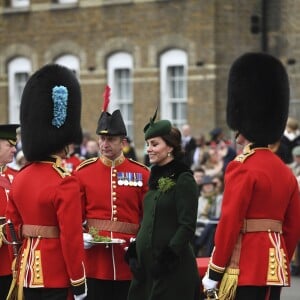 Le prince William, duc de Cambridge, colonel des Gardes irlandais et Catherine (Kate) Middleton, duchesse de Cambridge, enceinte, lors de la parade de la Saint Patrick à Houslow en présence du premier bataillon des gardes irlandais le 17 mars 2018. 