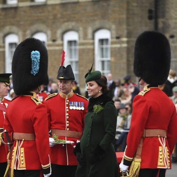 Le prince William, duc de Cambridge, colonel des Gardes irlandais et Catherine (Kate) Middleton, duchesse de Cambridge, enceinte, lors de la parade de la Saint Patrick à Houslow en présence du premier bataillon des gardes irlandais le 17 mars 2018. 