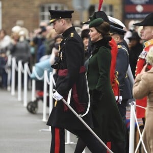 Le prince William, duc de Cambridge, colonel des Gardes irlandais et Catherine (Kate) Middleton, duchesse de Cambridge, enceinte, lors de la parade de la Saint Patrick à Houslow en présence du premier bataillon des gardes irlandais le 17 mars 2018. 