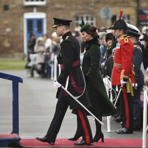 Le prince William, duc de Cambridge, colonel des Gardes irlandais et Catherine (Kate) Middleton, duchesse de Cambridge, enceinte, lors de la parade de la Saint Patrick à Houslow en présence du premier bataillon des gardes irlandais le 17 mars 2018. 