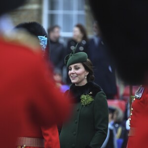 Le prince William, duc de Cambridge, colonel des Gardes irlandais et Catherine (Kate) Middleton, duchesse de Cambridge, enceinte, lors de la parade de la Saint Patrick à Houslow en présence du premier bataillon des gardes irlandais le 17 mars 2018. 