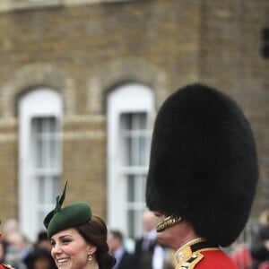 Le prince William, duc de Cambridge, colonel des Gardes irlandais et Catherine (Kate) Middleton, duchesse de Cambridge, enceinte, lors de la parade de la Saint Patrick à Houslow en présence du premier bataillon des gardes irlandais le 17 mars 2018. 