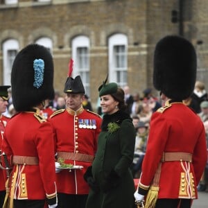 Le prince William, duc de Cambridge, colonel des Gardes irlandais et Catherine (Kate) Middleton, duchesse de Cambridge, enceinte, lors de la parade de la Saint Patrick à Houslow en présence du premier bataillon des gardes irlandais le 17 mars 2018. 