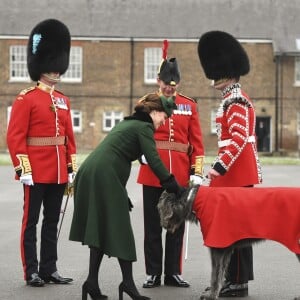 Le prince William, duc de Cambridge, colonel des Gardes irlandais et Catherine (Kate) Middleton, duchesse de Cambridge, enceinte, lors de la parade de la Saint Patrick à Houslow en présence du premier bataillon des gardes irlandais le 17 mars 2018. 