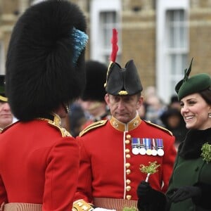 Le prince William, duc de Cambridge, colonel des Gardes irlandais et Catherine (Kate) Middleton, duchesse de Cambridge, enceinte, lors de la parade de la Saint Patrick à Houslow en présence du premier bataillon des gardes irlandais le 17 mars 2018. 