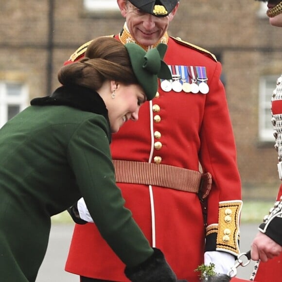 Le prince William, duc de Cambridge, colonel des Gardes irlandais et Catherine (Kate) Middleton, duchesse de Cambridge, enceinte, lors de la parade de la Saint Patrick à Houslow en présence du premier bataillon des gardes irlandais le 17 mars 2018. 