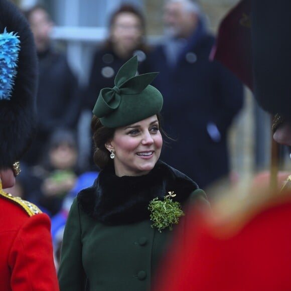 Le prince William, duc de Cambridge, colonel des Gardes irlandais et Catherine (Kate) Middleton, duchesse de Cambridge, enceinte, lors de la parade de la Saint Patrick à Houslow en présence du premier bataillon des gardes irlandais le 17 mars 2018. 