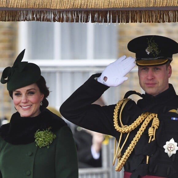 Le prince William, duc de Cambridge, colonel des Gardes irlandais et Catherine (Kate) Middleton, duchesse de Cambridge, enceinte, lors de la parade de la Saint Patrick à Houslow en présence du premier bataillon des gardes irlandais le 17 mars 2018. 