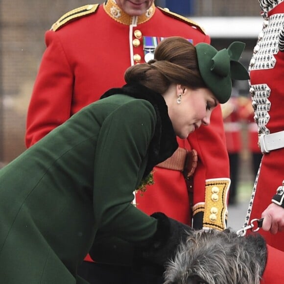 Le prince William, duc de Cambridge, colonel des Gardes irlandais et Catherine (Kate) Middleton, duchesse de Cambridge, enceinte, lors de la parade de la Saint Patrick à Houslow en présence du premier bataillon des gardes irlandais le 17 mars 2018. 