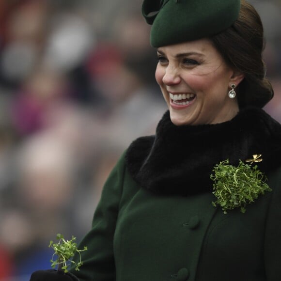 Le prince William, duc de Cambridge, colonel des Gardes irlandais et Catherine (Kate) Middleton, duchesse de Cambridge, enceinte, lors de la parade de la Saint Patrick à Houslow en présence du premier bataillon des gardes irlandais le 17 mars 2018. 