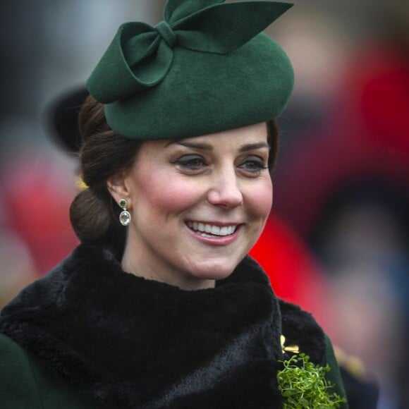 Le prince William, duc de Cambridge, colonel des Gardes irlandais et Catherine (Kate) Middleton, duchesse de Cambridge, enceinte, lors de la parade de la Saint Patrick à Houslow en présence du premier bataillon des gardes irlandais le 17 mars 2018. 