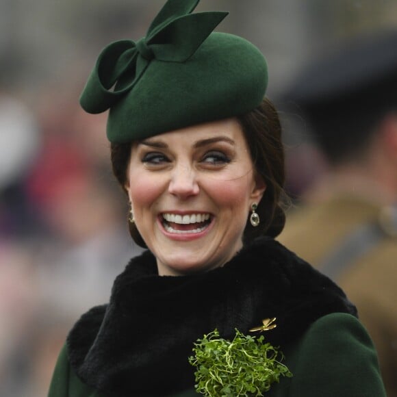 Le prince William, duc de Cambridge, colonel des Gardes irlandais et Catherine (Kate) Middleton, duchesse de Cambridge, enceinte, lors de la parade de la Saint Patrick à Houslow en présence du premier bataillon des gardes irlandais le 17 mars 2018. 