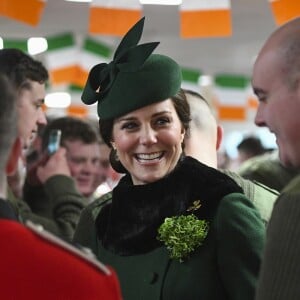 Le prince William, duc de Cambridge, colonel des Gardes irlandais et Catherine (Kate) Middleton, duchesse de Cambridge, enceinte, lors de la parade de la Saint Patrick à Houslow en présence du premier bataillon des gardes irlandais le 17 mars 2018. 