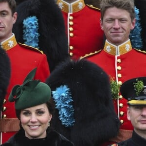 Le prince William, duc de Cambridge, colonel des Gardes irlandais et Catherine (Kate) Middleton, duchesse de Cambridge, enceinte, lors de la parade de la Saint Patrick à Houslow en présence du premier bataillon des gardes irlandais le 17 mars 2018. 