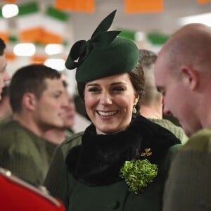 Le prince William, duc de Cambridge, colonel des Gardes irlandais et Catherine (Kate) Middleton, duchesse de Cambridge, enceinte, lors de la parade de la Saint Patrick à Houslow en présence du premier bataillon des gardes irlandais le 17 mars 2018. 