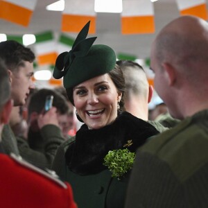 Le prince William, duc de Cambridge, colonel des Gardes irlandais et Catherine (Kate) Middleton, duchesse de Cambridge, enceinte, lors de la parade de la Saint Patrick à Houslow en présence du premier bataillon des gardes irlandais le 17 mars 2018. 