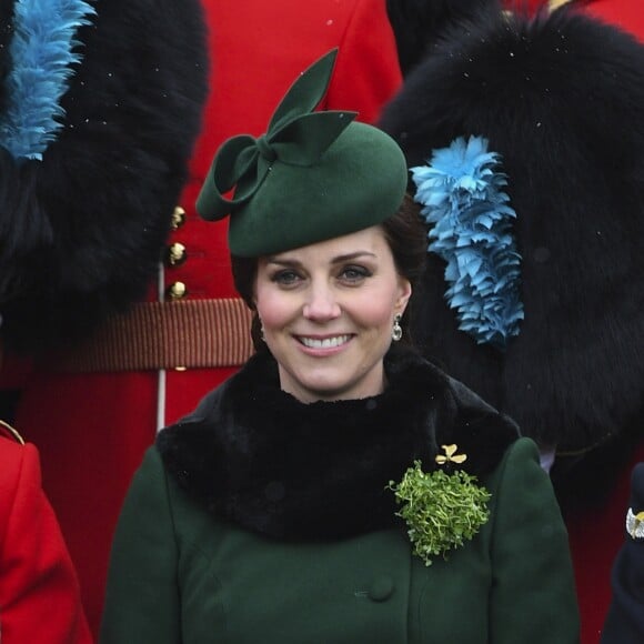 Le prince William, duc de Cambridge, colonel des Gardes irlandais et Catherine (Kate) Middleton, duchesse de Cambridge, enceinte, lors de la parade de la Saint Patrick à Houslow en présence du premier bataillon des gardes irlandais le 17 mars 2018. 