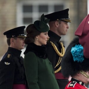 Le prince William, duc de Cambridge, colonel des Gardes irlandais et Catherine (Kate) Middleton, duchesse de Cambridge, enceinte, lors de la parade de la Saint Patrick à Houslow en présence du premier bataillon des gardes irlandais le 17 mars 2018. 