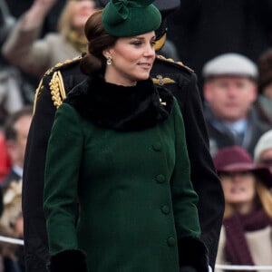 Le prince William, duc de Cambridge, colonel des Gardes irlandais et Catherine (Kate) Middleton, duchesse de Cambridge, enceinte, lors de la parade de la Saint Patrick à Houslow en présence du premier bataillon des gardes irlandais le 17 mars 2018. 