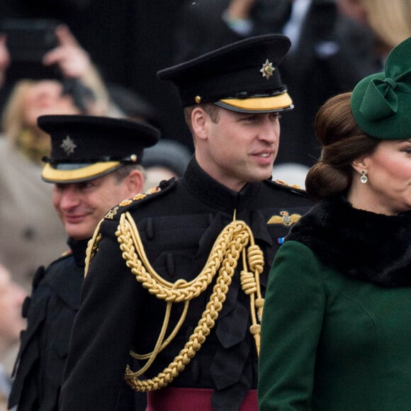 Le prince William, duc de Cambridge, colonel des Gardes irlandais et Catherine (Kate) Middleton, duchesse de Cambridge, enceinte, lors de la parade de la Saint Patrick à Houslow en présence du premier bataillon des gardes irlandais le 17 mars 2018. 