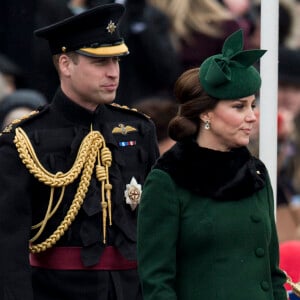 Le prince William, duc de Cambridge, colonel des Gardes irlandais et Catherine (Kate) Middleton, duchesse de Cambridge, enceinte, lors de la parade de la Saint Patrick à Houslow en présence du premier bataillon des gardes irlandais le 17 mars 2018. 