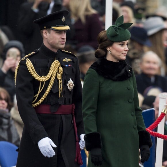 Le prince William, duc de Cambridge, colonel des Gardes irlandais et Catherine (Kate) Middleton, duchesse de Cambridge, enceinte, lors de la parade de la Saint Patrick à Houslow en présence du premier bataillon des gardes irlandais le 17 mars 2018. 