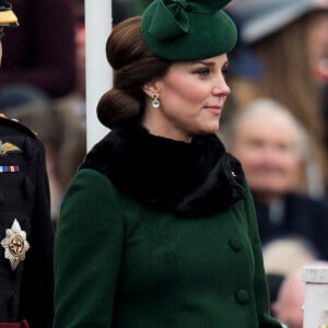 Le prince William, duc de Cambridge, colonel des Gardes irlandais et Catherine (Kate) Middleton, duchesse de Cambridge, enceinte, lors de la parade de la Saint Patrick à Houslow en présence du premier bataillon des gardes irlandais le 17 mars 2018. 