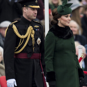 Le prince William, duc de Cambridge, colonel des Gardes irlandais et Catherine (Kate) Middleton, duchesse de Cambridge, enceinte, lors de la parade de la Saint Patrick à Houslow en présence du premier bataillon des gardes irlandais le 17 mars 2018. 