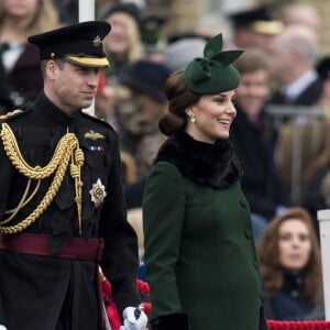 Le prince William, duc de Cambridge, colonel des Gardes irlandais et Catherine (Kate) Middleton, duchesse de Cambridge, enceinte, lors de la parade de la Saint Patrick à Houslow en présence du premier bataillon des gardes irlandais le 17 mars 2018. 