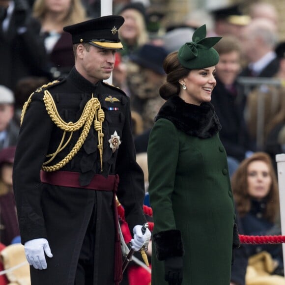 Le prince William, duc de Cambridge, colonel des Gardes irlandais et Catherine (Kate) Middleton, duchesse de Cambridge, enceinte, lors de la parade de la Saint Patrick à Houslow en présence du premier bataillon des gardes irlandais le 17 mars 2018. 