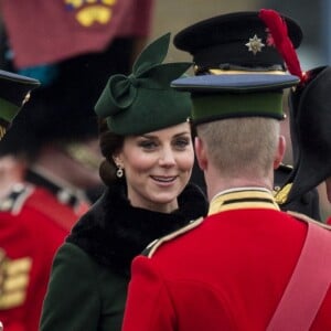 Le prince William, duc de Cambridge, colonel des Gardes irlandais et Catherine (Kate) Middleton, duchesse de Cambridge, enceinte, lors de la parade de la Saint Patrick à Houslow en présence du premier bataillon des gardes irlandais le 17 mars 2018. 