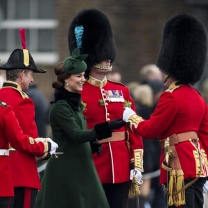 Le prince William, duc de Cambridge, colonel des Gardes irlandais et Catherine (Kate) Middleton, duchesse de Cambridge, enceinte, lors de la parade de la Saint Patrick à Houslow en présence du premier bataillon des gardes irlandais le 17 mars 2018. 