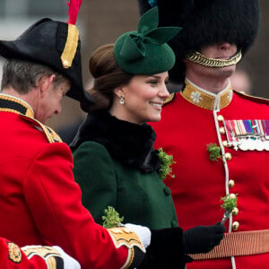 Le prince William, duc de Cambridge, colonel des Gardes irlandais et Catherine (Kate) Middleton, duchesse de Cambridge, enceinte, lors de la parade de la Saint Patrick à Houslow en présence du premier bataillon des gardes irlandais le 17 mars 2018. 