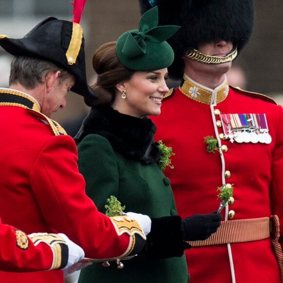 Le prince William, duc de Cambridge, colonel des Gardes irlandais et Catherine (Kate) Middleton, duchesse de Cambridge, enceinte, lors de la parade de la Saint Patrick à Houslow en présence du premier bataillon des gardes irlandais le 17 mars 2018. 