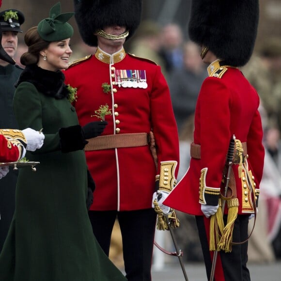 Le prince William, duc de Cambridge, colonel des Gardes irlandais et Catherine (Kate) Middleton, duchesse de Cambridge, enceinte, lors de la parade de la Saint Patrick à Houslow en présence du premier bataillon des gardes irlandais le 17 mars 2018. 