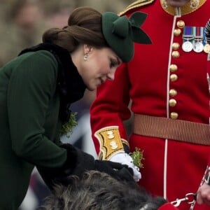 Le prince William, duc de Cambridge, colonel des Gardes irlandais et Catherine (Kate) Middleton, duchesse de Cambridge, enceinte, lors de la parade de la Saint Patrick à Houslow en présence du premier bataillon des gardes irlandais le 17 mars 2018. 